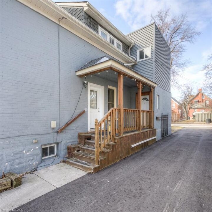Property Photo:  18 Stirling Avenue N 2  ON N2H 3G5 