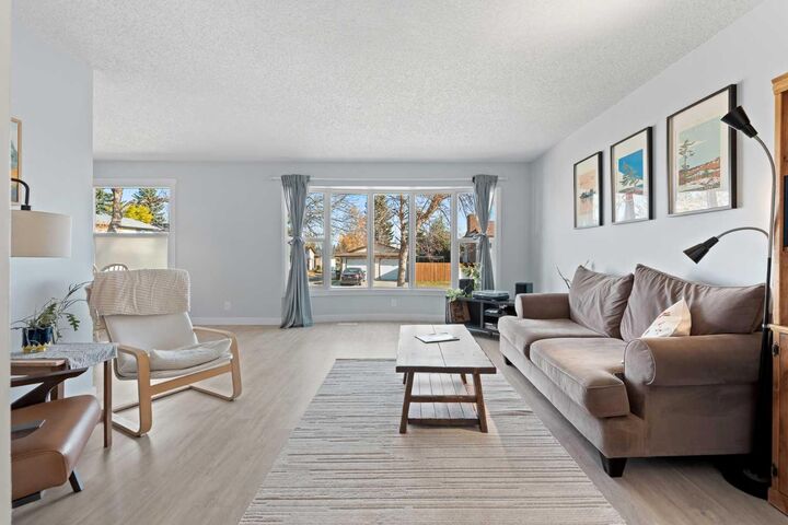 Property Photo:  11 Berwick Hill NW  AB T3K 1C4 