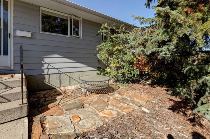 Property Photo:  4827 Montana Drive NW  AB T3B 1G3 