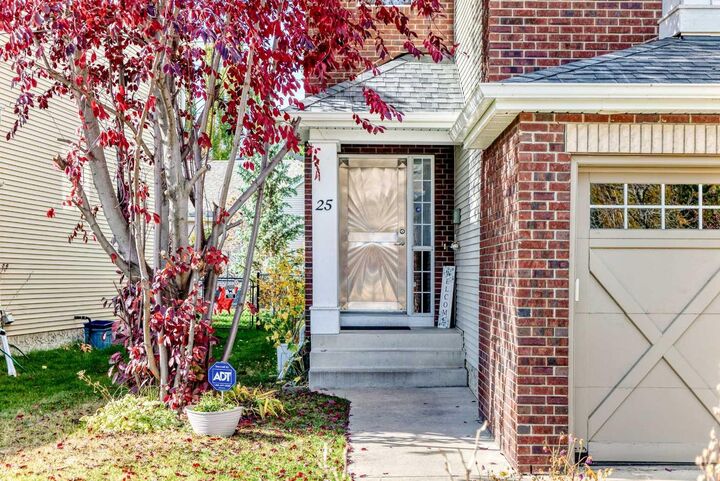 Property Photo:  25 Discovery Ridge Hill SW  AB T3H 5G4 
