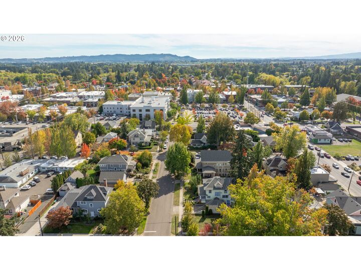 Property Photo:  625 NE Cowls St  OR 97128 