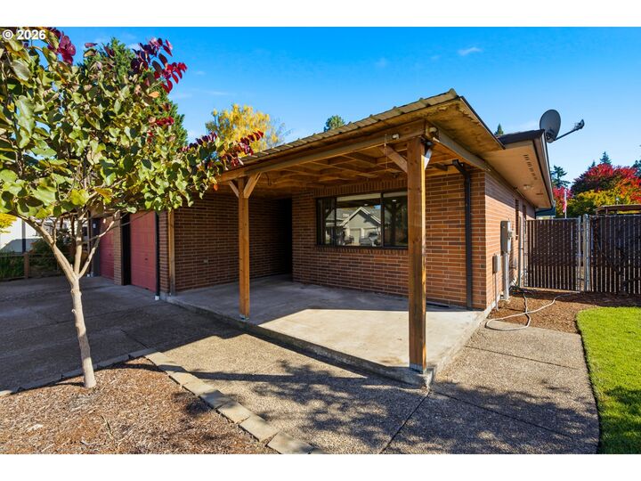 Property Photo:  480 SW Russ Ct  OR 97128 