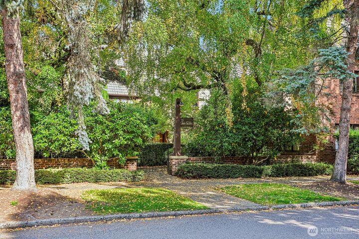 Property Photo:  1516 E Republican 10  WA 98112 