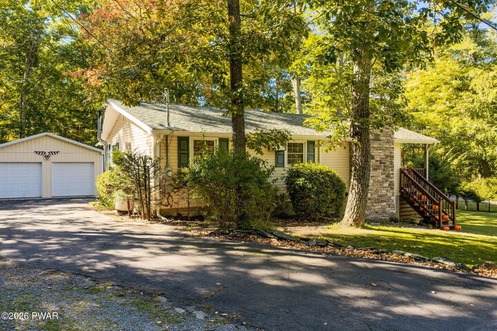 Property Photo: 142 Hawthorne Drive PA 18328