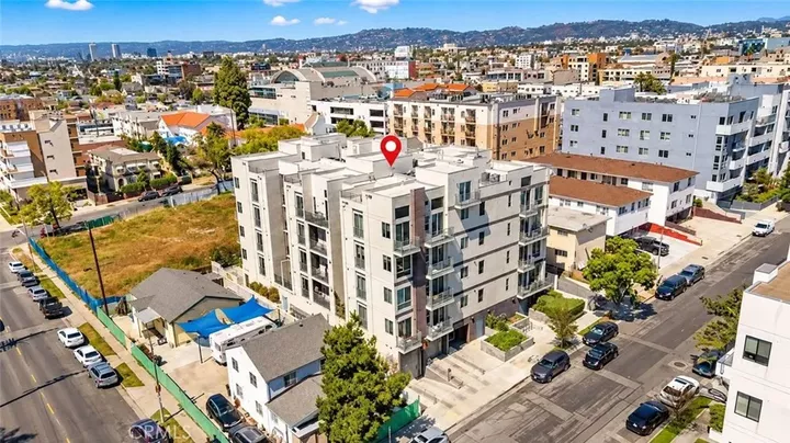 Property Photo:  1055 S Serrano Avenue 403  CA 90006 