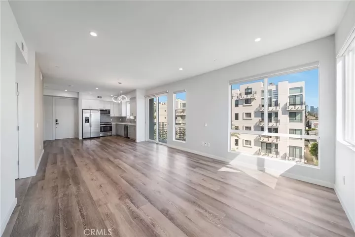 Property Photo:  1055 S Serrano Avenue 403  CA 90006 