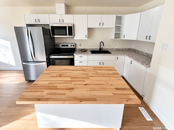 Property Photo: 905B Argyle Avenue SK S7H 2V9