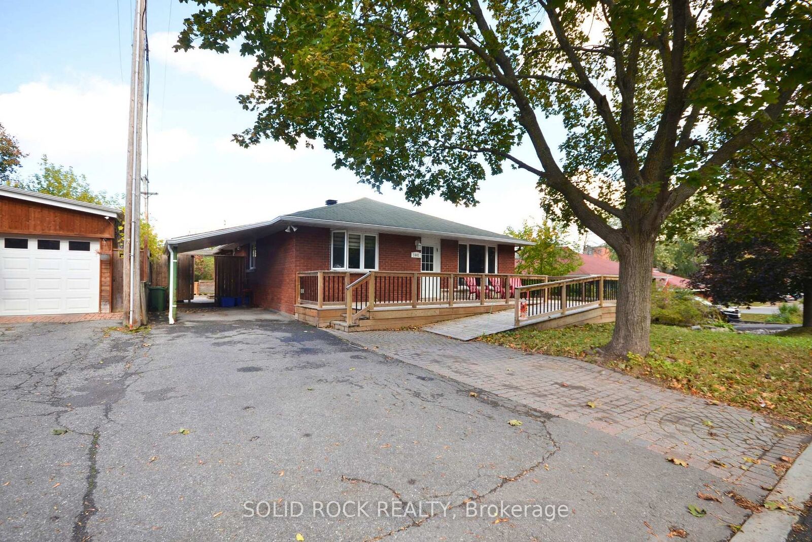Property Photo: 1441 Edgecliffe Avenue B ON K1Z 8G2