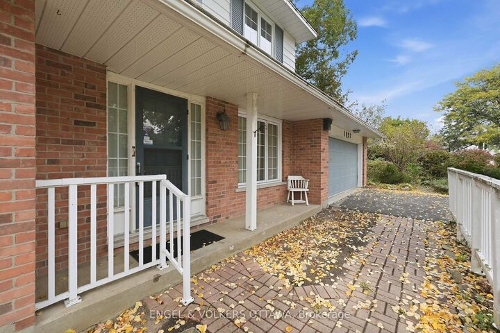 Property Photo:  1837 Ferncroft Crescent  ON K1H 7B4 