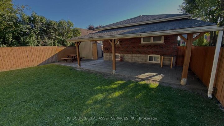 Property Photo:  17 Hubert Avenue Lower Level  ON M1K 1Z7 