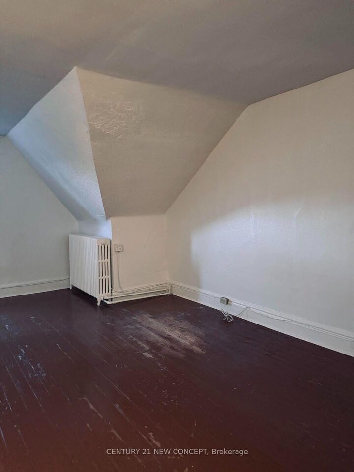 Property Photo: 585 Parliament Street Upper Level ON M4X 1P9