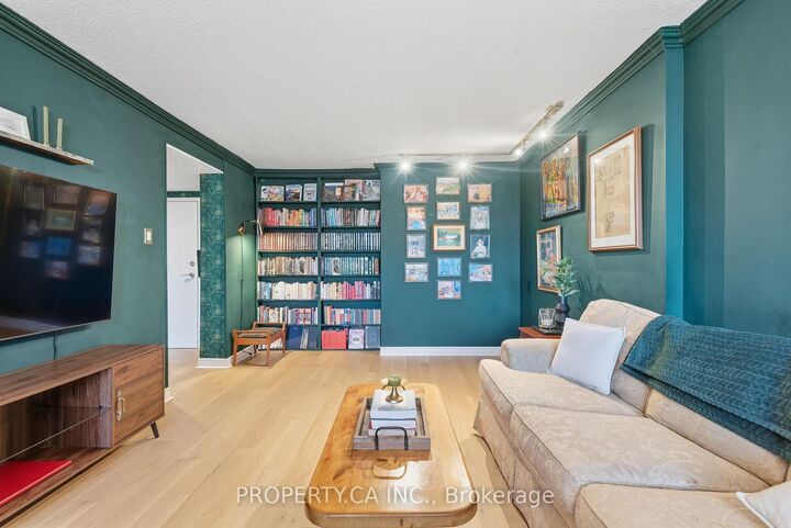 Property Photo: 15 Maitland Place 1811 ON M4Y 2X3