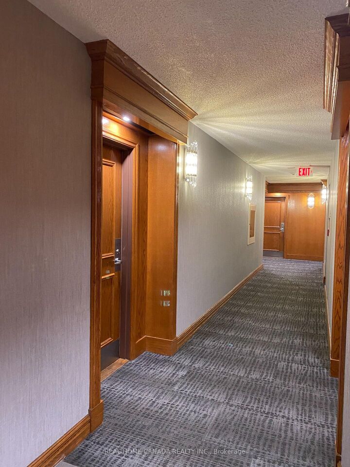 Property Photo:  23 Lorraine Drive 1810  ON M2N 6Z6 