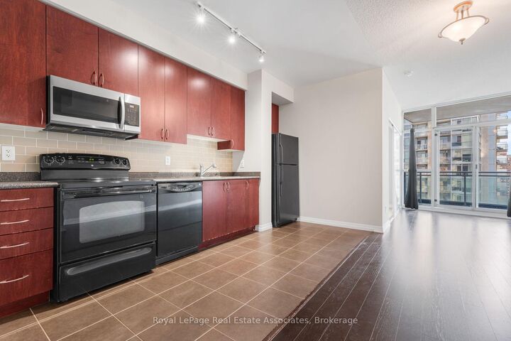 Property Photo:  223 Webb Drive 1709  ON L5B 0E8 