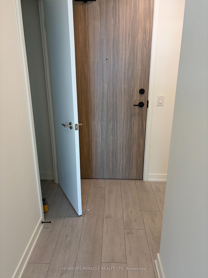 Property Photo:  1381 Lakeshore Road E 523  ON L5E 1G6 