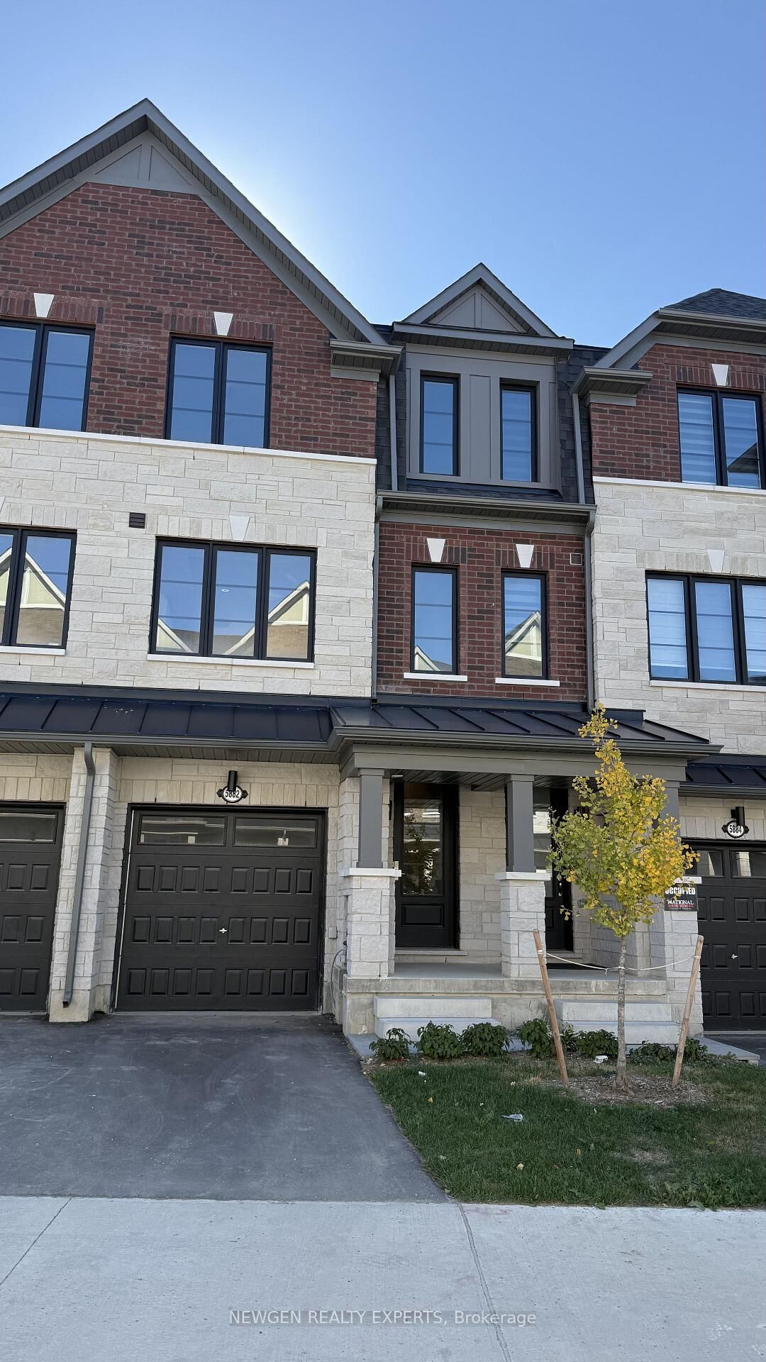 Property Photo: 5882 Saigon Street ON L5V 0E9
