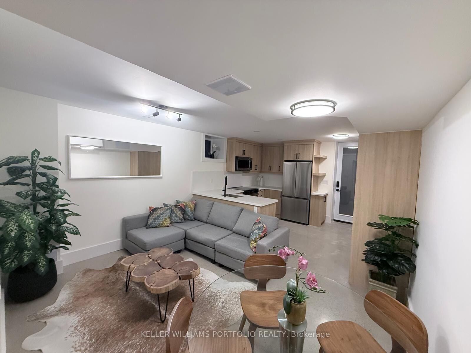 Property Photo:  173 Beatrice Street Lower  ON M6G 3E9 