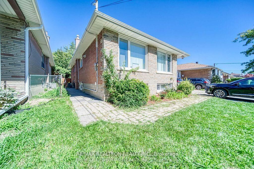 Property Photo: 36 Beaver Valley Road #2 ON M3H 4S1