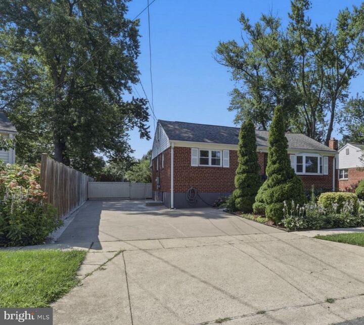 Property Photo:  13105 Hallet Court  MD 20853 