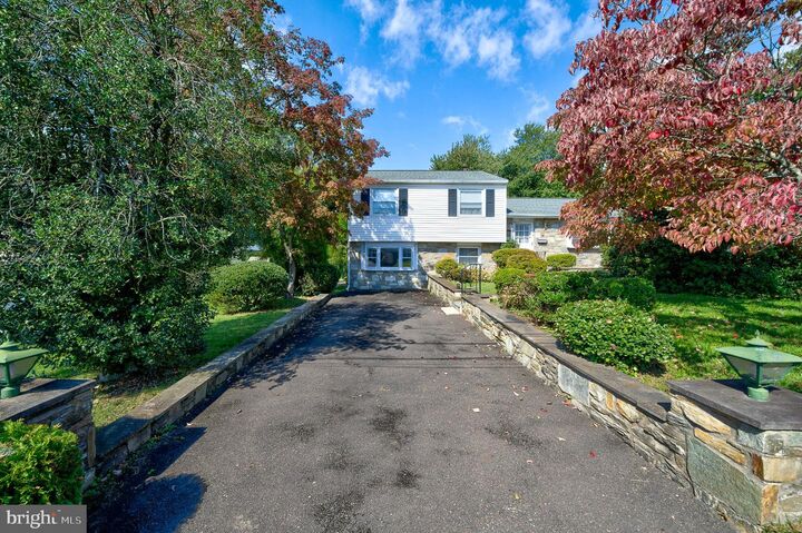 Property Photo:  694 Glen Road  PA 18974 