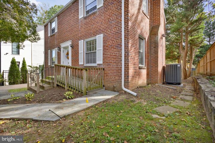 Property Photo:  2431 N Utah Street  VA 22207 