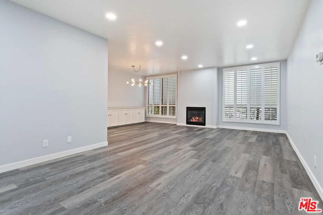 Property Photo:  927 N Kings Rd, Unit 107  CA 90069 