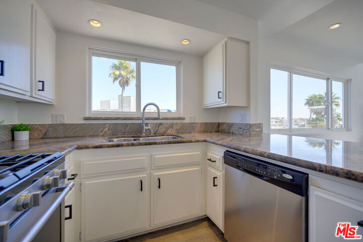 Property Photo:  27 Ironsides St, Unit D  CA 90292 