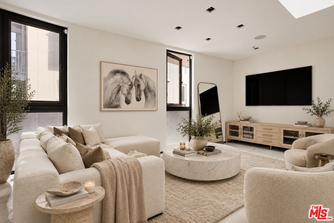 Property Photo: 1253 N Sweetzer Ave, Unit 6 CA 90069