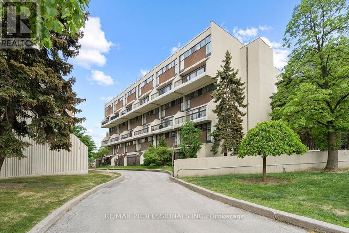Property Photo: 2 Valhalla Inn Road 339 ON M9B 6C3