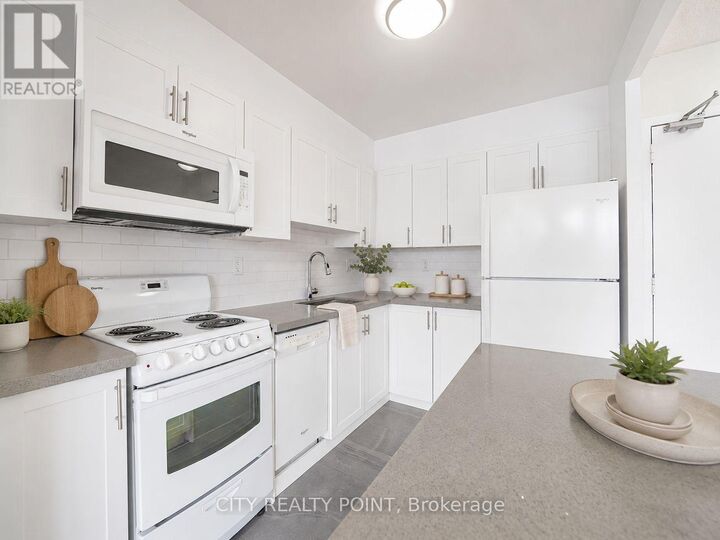 Property Photo: 666 Spadina Avenue 404 ON M5S 2H8