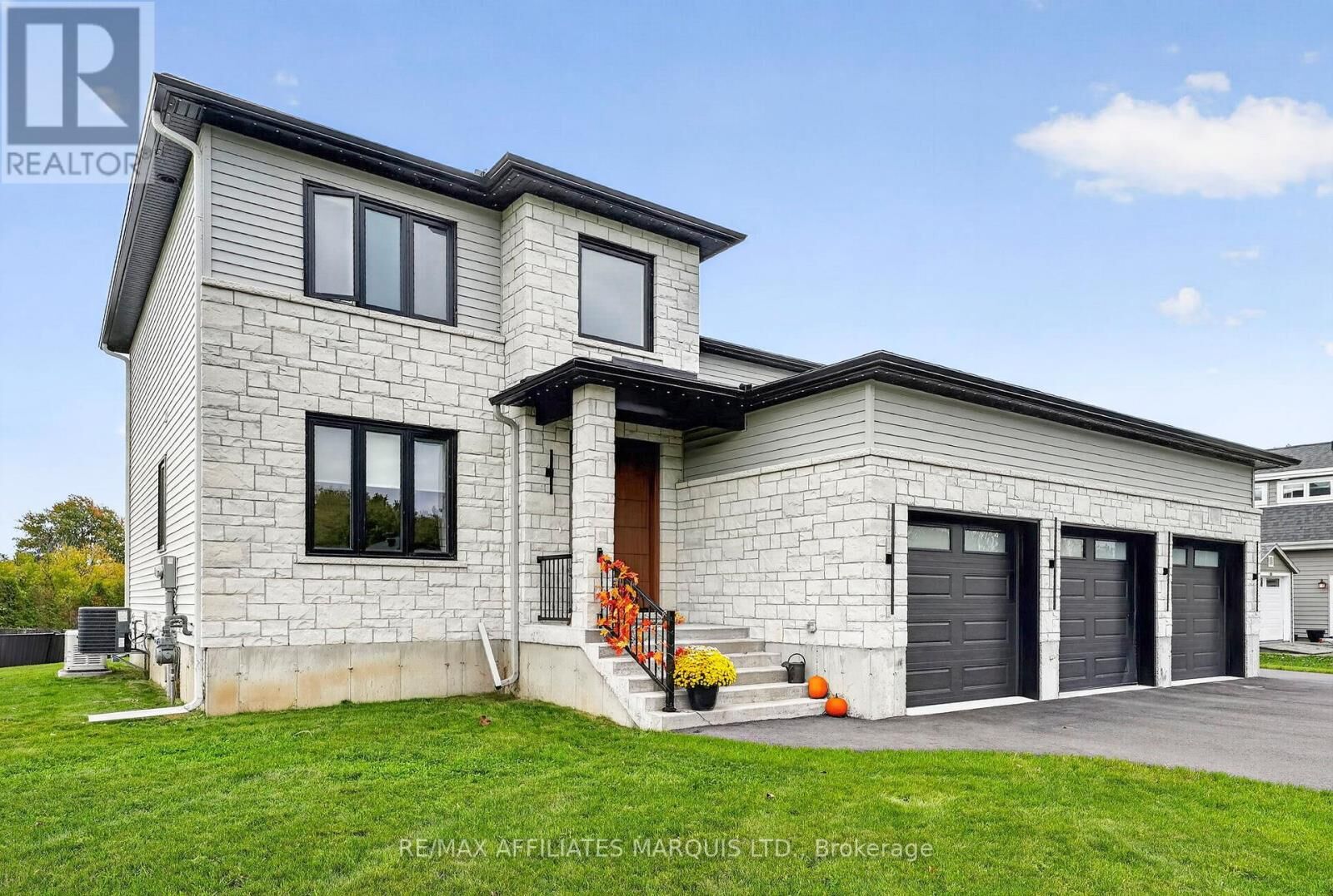 Property Photo:  20314 Andrea Avenue  ON K0C 2C0 