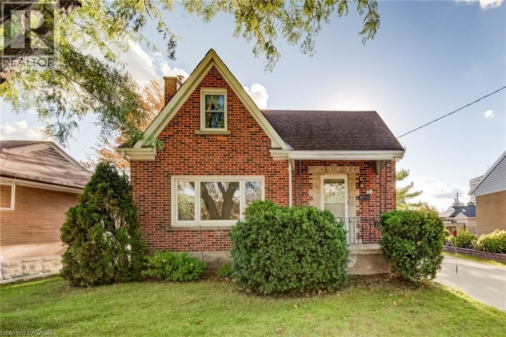 Property Photo:  11 Crestwood Avenue  ON N2H 4K6 