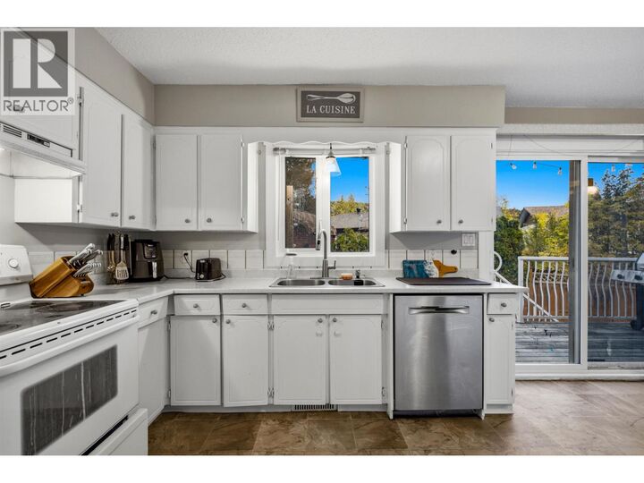 Property Photo:  220 Cornwall Crescent  BC V2G 4H1 