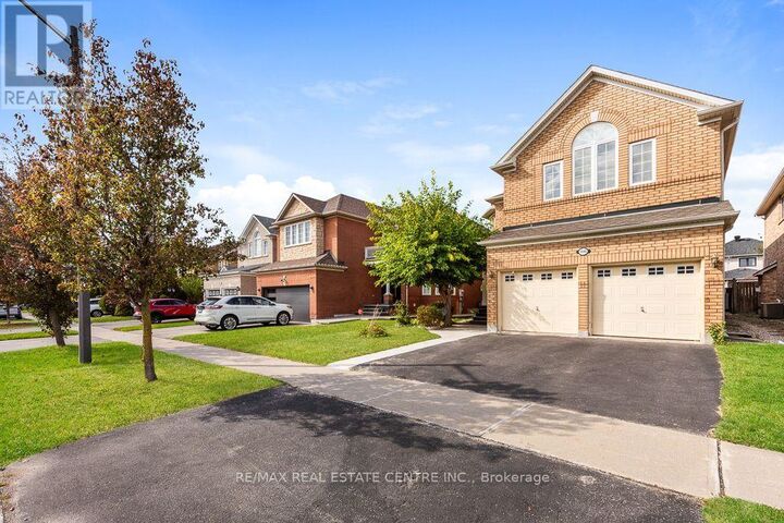 Property Photo:  3696 Waterfall Crescent  ON L5N 8G8 