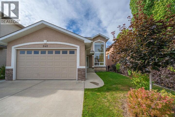 Property Photo:  240 Everglade Circle Southwest  AB T2Y 4N5 