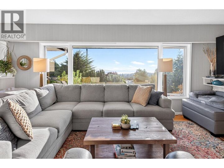 Property Photo: 674 Blueridge Avenue BC V7R 2J3