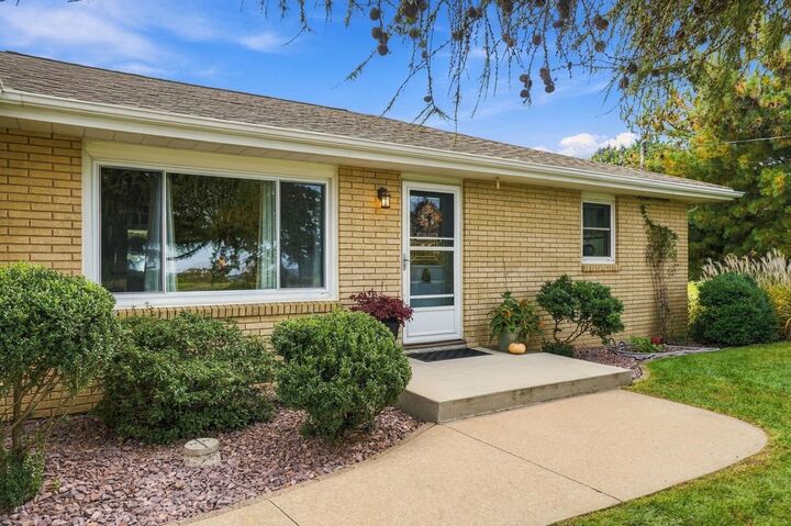 Property Photo:  13454 N Cascade Road  IA 52003 