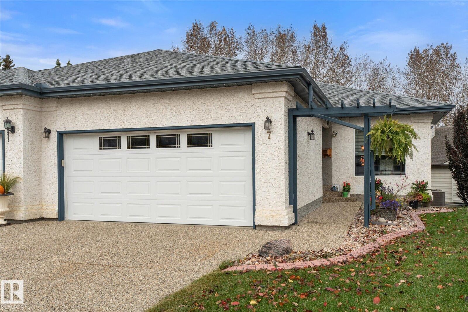 Property Photo: 7 Linkside Pl AB T7X 3C5