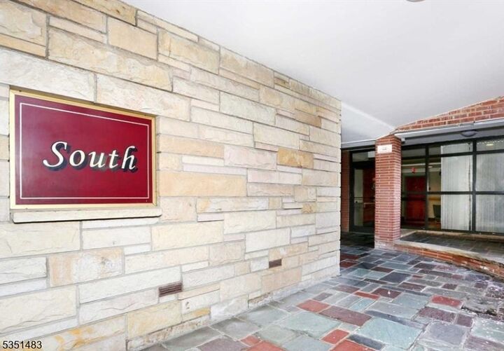 Property Photo:  208 Anderson St 7C  NJ 07601 