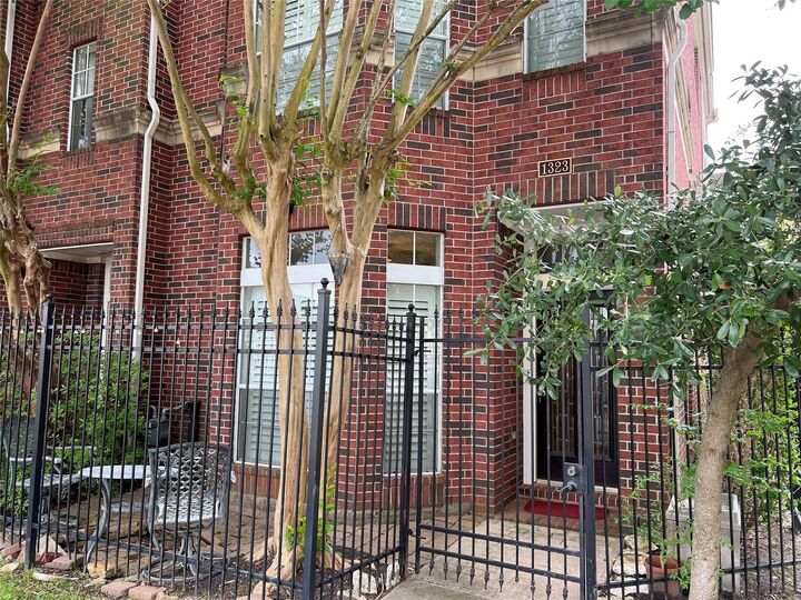 Property Photo: 1323 Oneil Street TX 77019