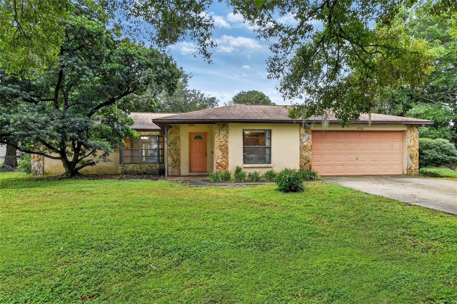Property Photo:  4702 Charro Lane  FL 33565 
