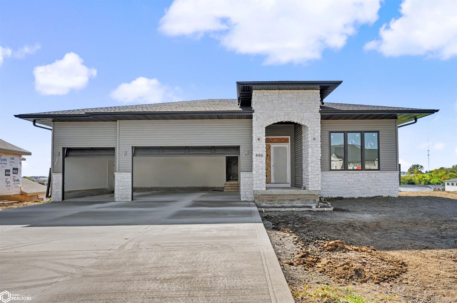 Property Photo: 806 Woodside Drive IA 50158