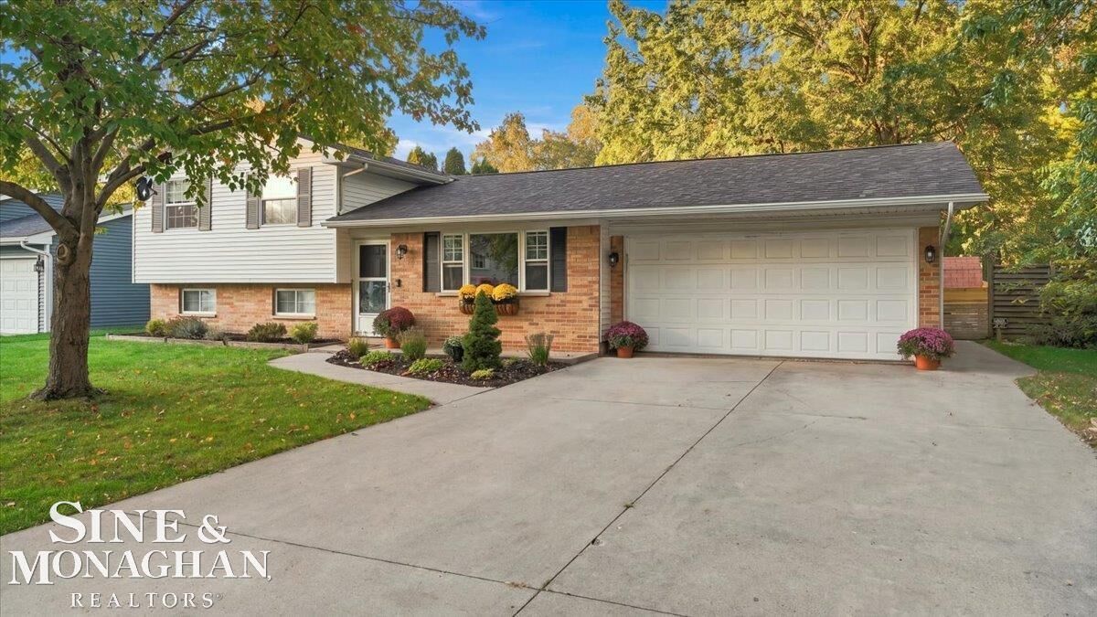 Property Photo:  350 Manor Drive  MI 48054-1545 