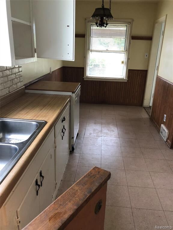 Property Photo:  6615 Winthrop Street  MI 48228 3765 