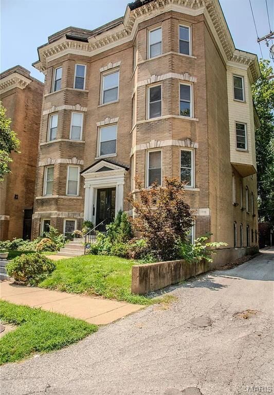 Property Photo: 411 Newstead Ave 1N MO 63108