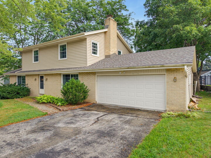 Property Photo:  2721 Minot Ln  WI 53188 