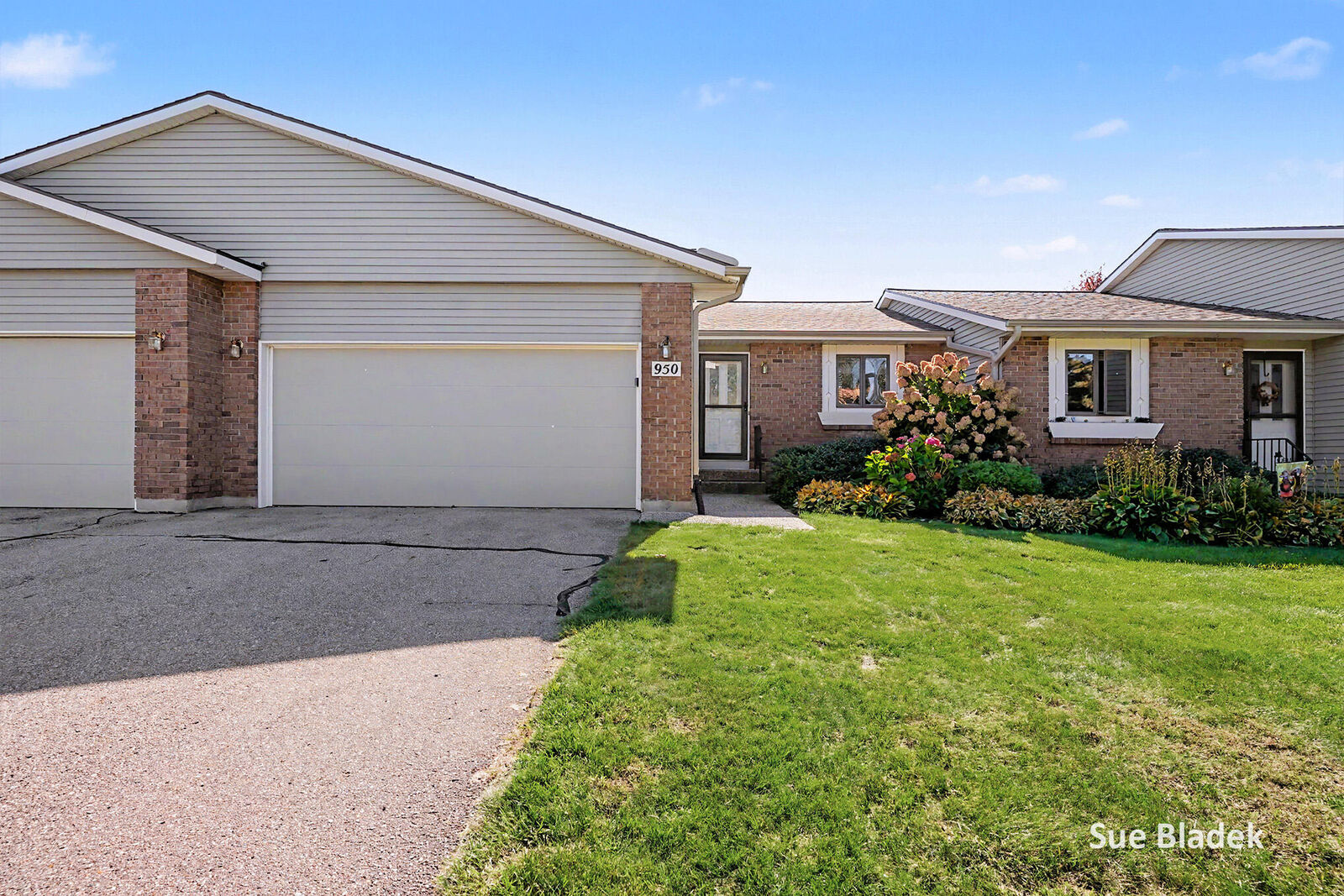 Property Photo: 950 Village Court MI 49423