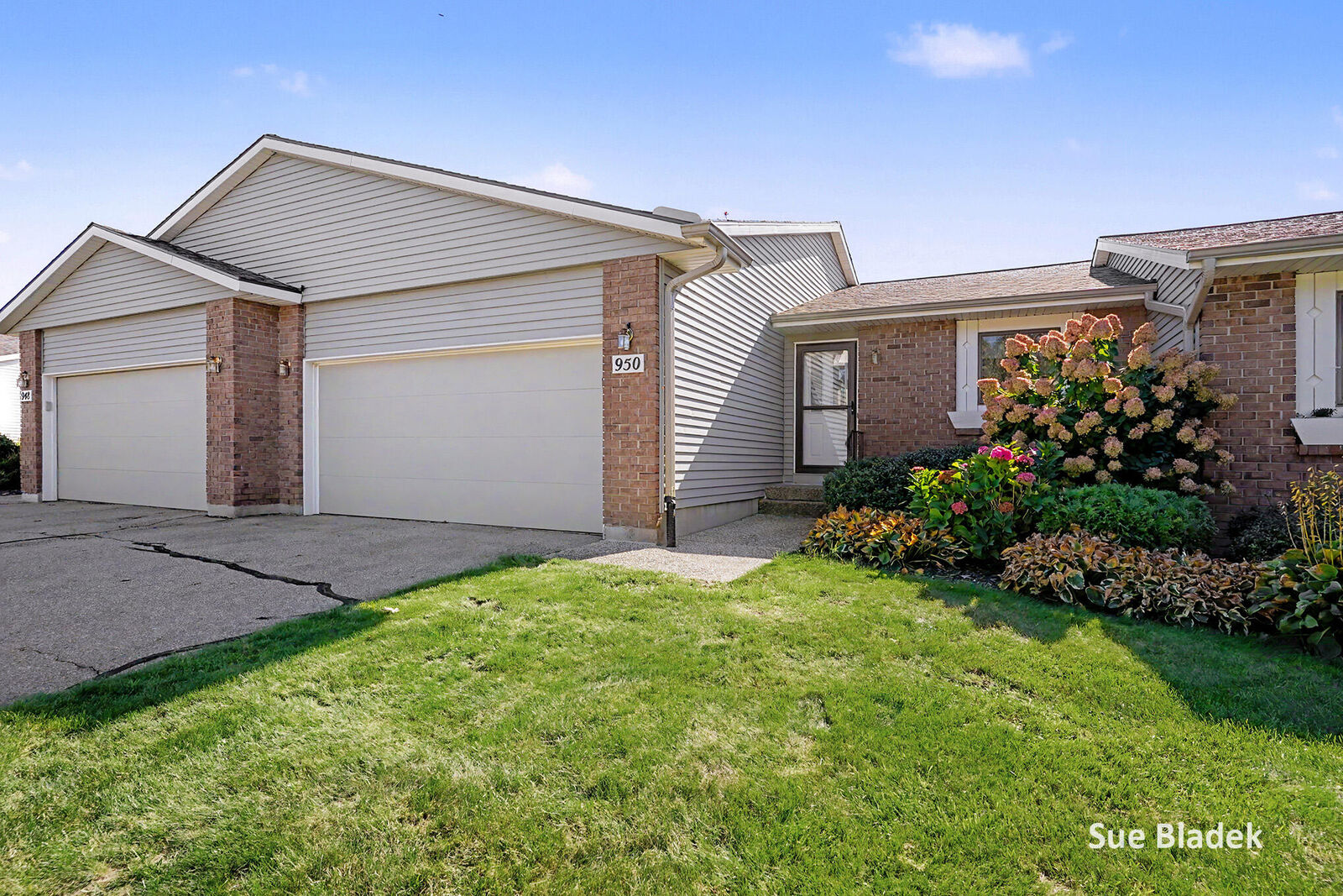 Property Photo: 950 Village Court MI 49423