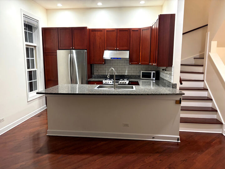 Property Photo: 1064 W Chestnut Street IL 60642