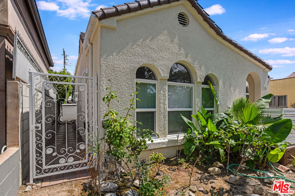 Property Photo: 124 S Almont Drive 1 CA 90211